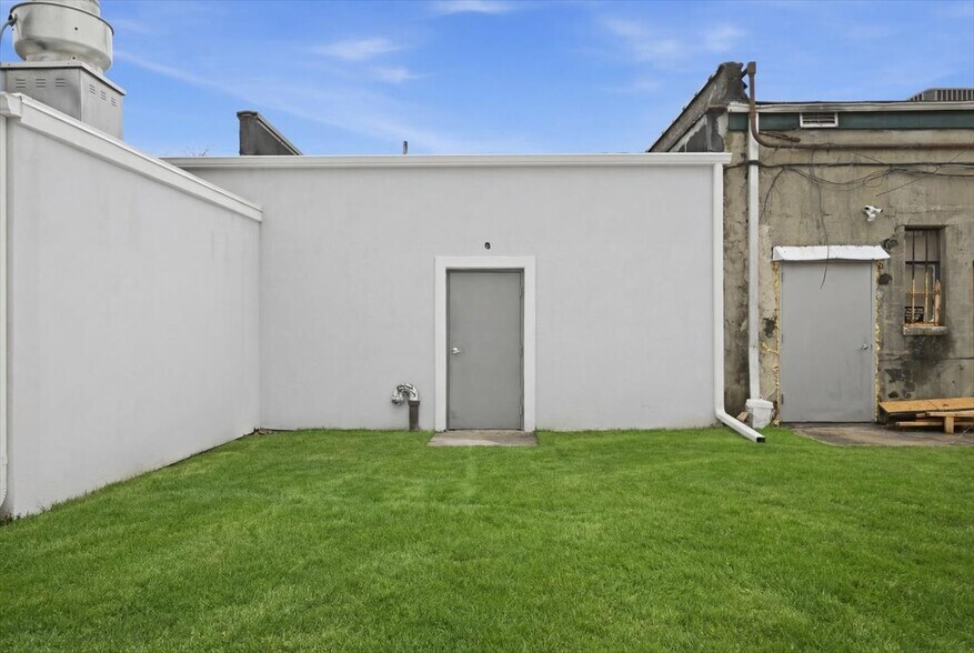 More Photos Of 1621-1623 Grand Ave, North Baldwin Storefront For Lease