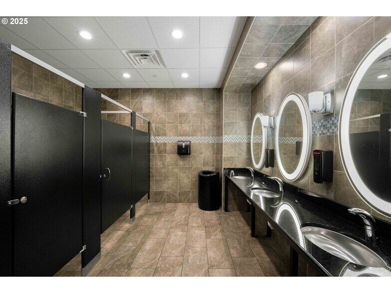 More Photos Of 1236 Teakwood Ave, Coos Bay Health Club For Sale