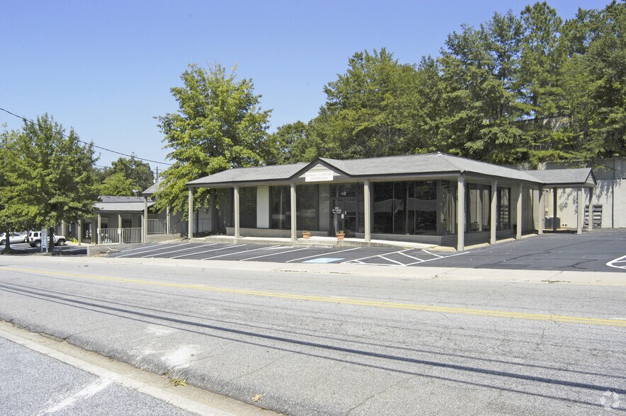 More Photos Of 42 Oak St, Roswell Freestanding For Lease