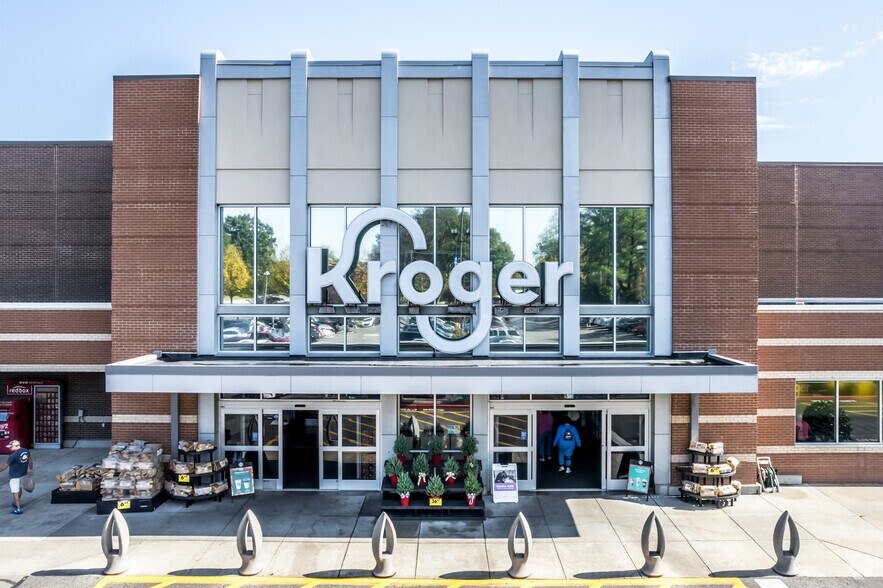 More Photos Of 540 Mendenhall Rd, Memphis General Retail For Lease