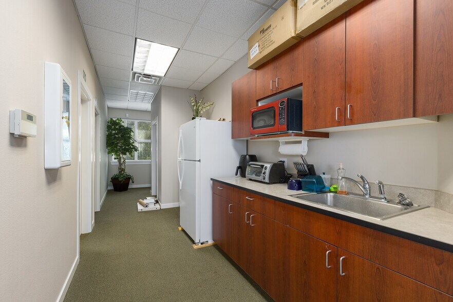 More Photos Of 4061 Eliza Ave, Bellingham Office For Lease