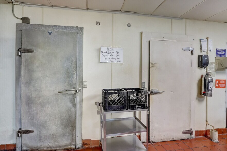 More Photos Of 711 W Racine St, Jefferson Restaurant For Sale