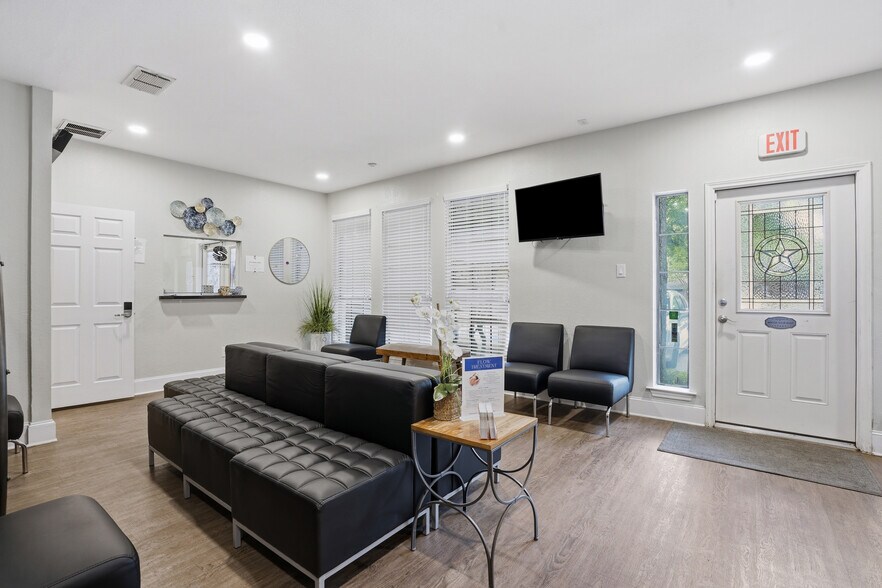 More Photos Of 220 N Park Blvd, Grapevine Loft Creative Space For Lease