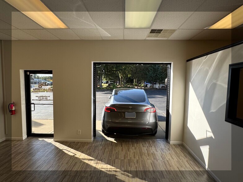 More Photos Of 517 N Lake Ave, Twin Lakes Showroom For Lease