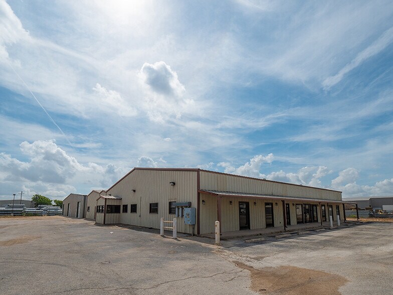 More Photos Of 108 McNutt Rd, Hutto Warehouse For Lease
