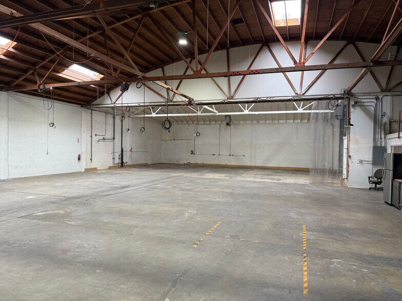 More Photos Of 1070-1074 40th St, Oakland Warehouse For Lease