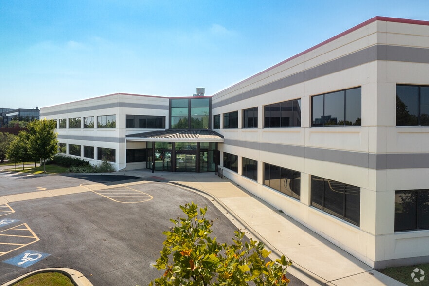 More Photos Of 387 Shuman Blvd, Naperville Medical For Lease
