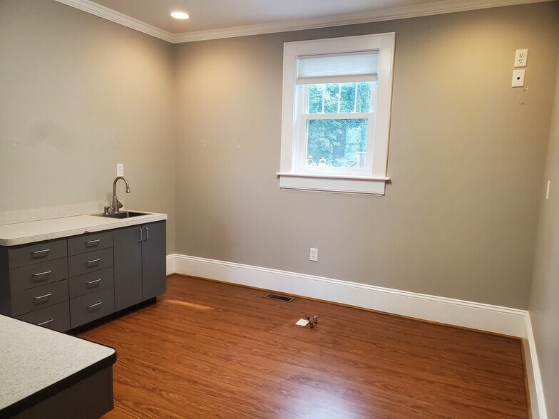 More Photos Of 1602 Grandin Rd SW, Roanoke Medical For Sale