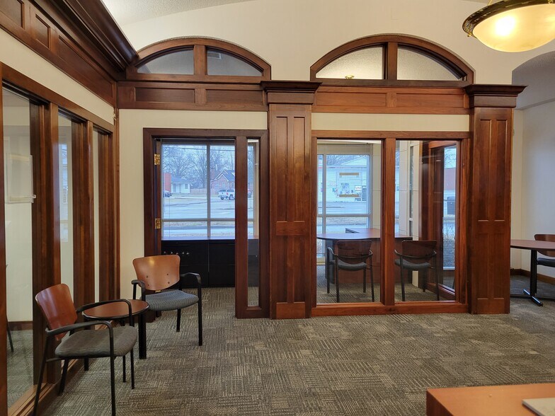 More Photos Of 2659 Charlestown Rd, New Albany Bank For Lease