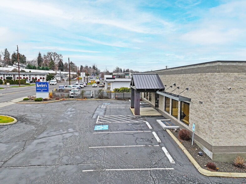 More Photos Of 2001 W Lincoln Ave, Yakima Freestanding For Sale