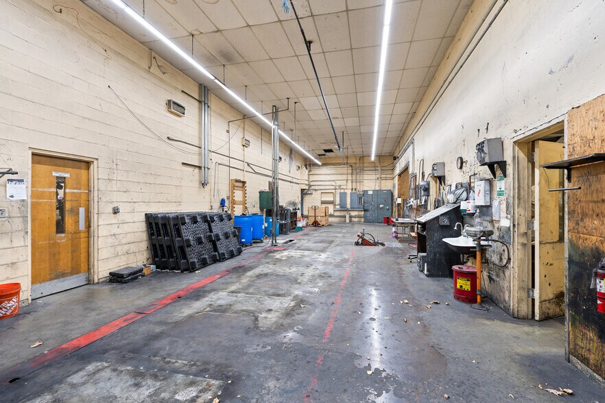 More Photos Of 1190 NE Division St, Gresham Warehouse For Sale