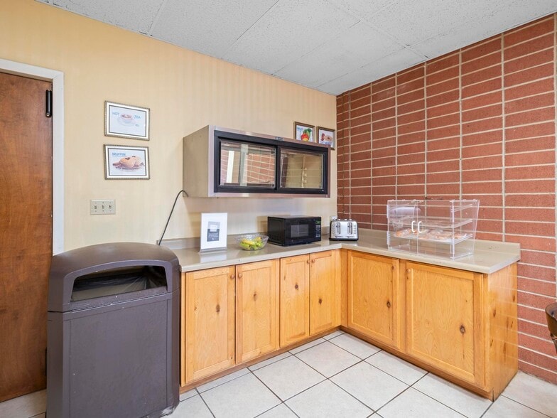 More Photos Of 1225 S State St, Salina Hotel For Sale