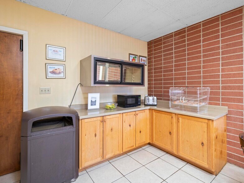 More Photos Of 1225 S State St, Salina Hotel For Sale
