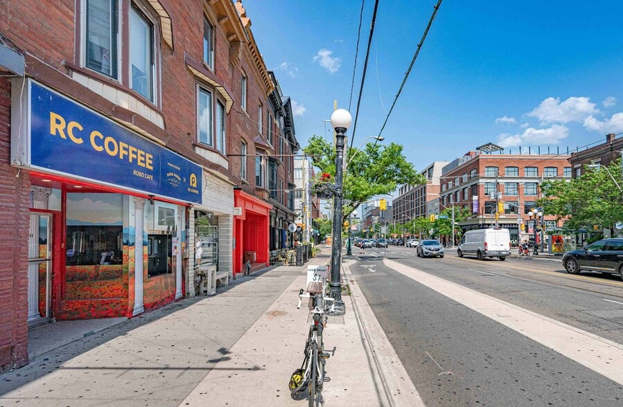 More Photos Of 550 College St, Toronto Storefront For Lease