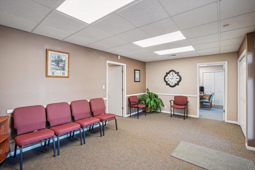 More Photos Of 2721 SW 30th St, Des Moines Office For Sale