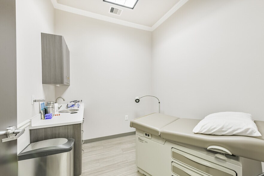 More Photos Of 11439 Spring Cypress Rd, Tomball Medical For Sale