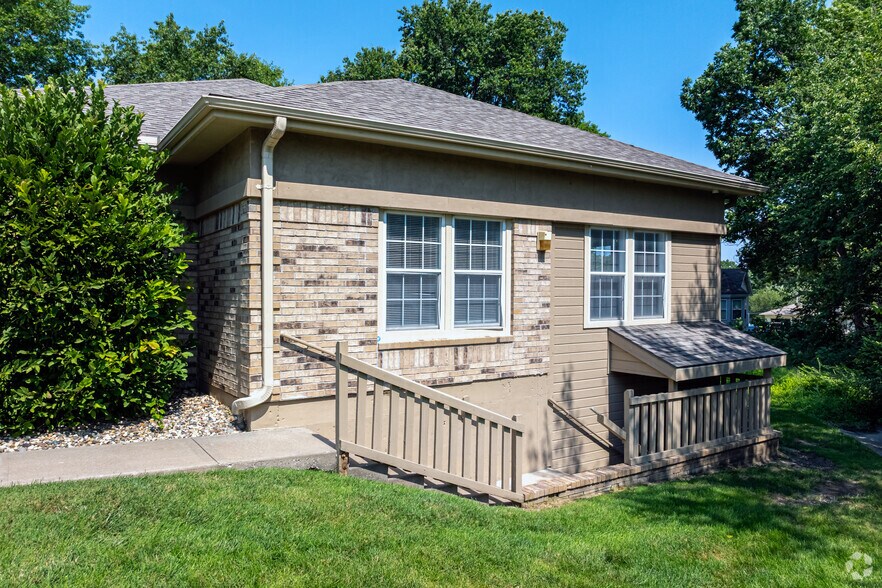 More Photos Of 231-235 SW Noel St, Lee's Summit Office For Sale
