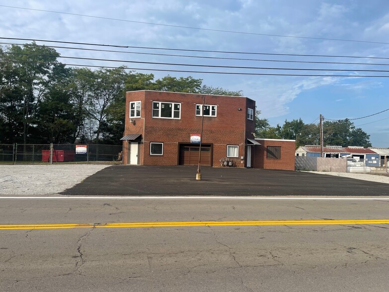 More Photos Of 2627 Waynesburg Dr SE, Canton Storefront Retail Residential For Sale