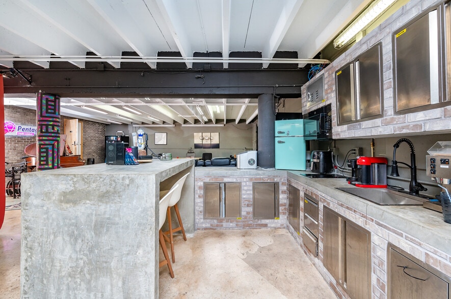 More Photos Of 7025 NW 7th Ave, Miami Research And Development For Sale