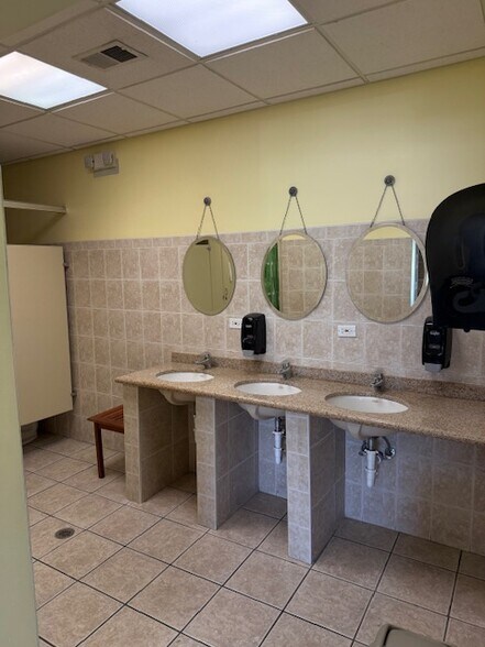 More Photos Of 7321 Madison St, Forest Park Restaurant For Lease