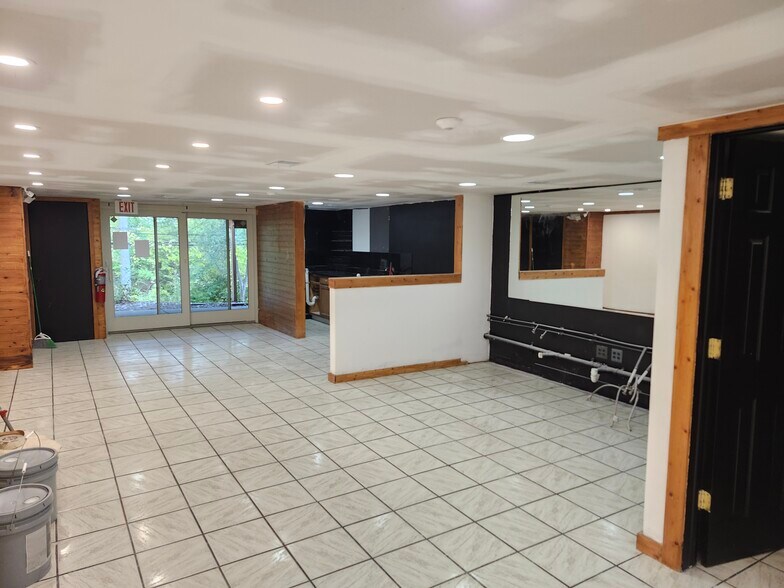 More Photos Of 730 N Old Woodward Ave, Birmingham Storefront Retail Office For Lease