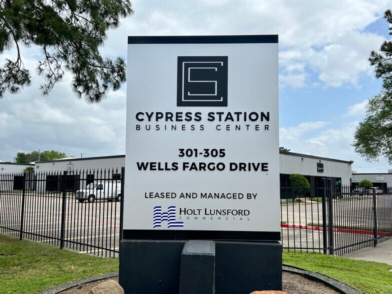 More Photos Of 301 Wells Fargo Dr, Houston Unknown For Lease