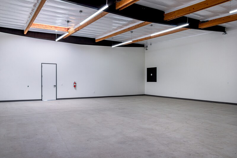 More Photos Of 7041-7057 1/2 Vineland Ave, North Hollywood Warehouse For Lease