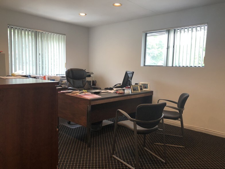 More Photos Of 870 W Jericho Tpke, Huntington Office For Sale