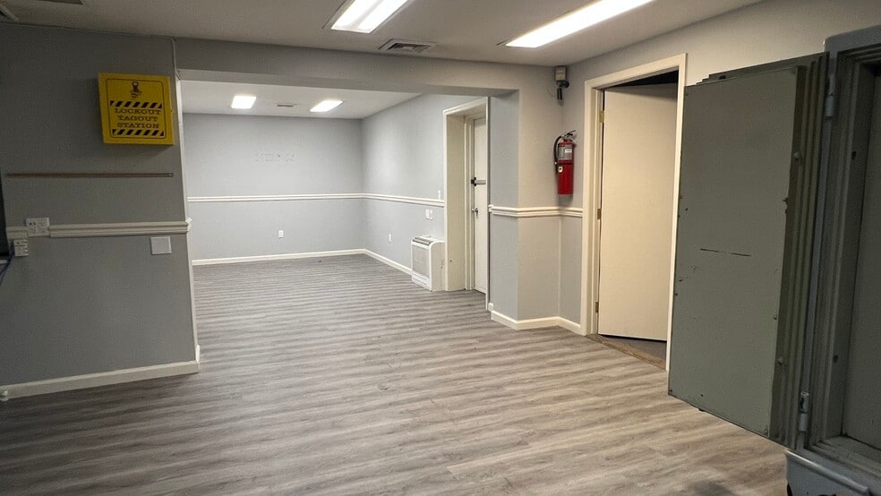 More Photos Of 396 Morris Park Ave, Bronx Service For Lease