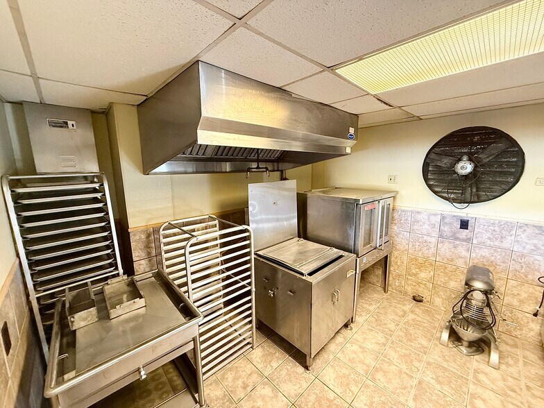 More Photos Of 903 15th St, Ozona General Retail For Sale