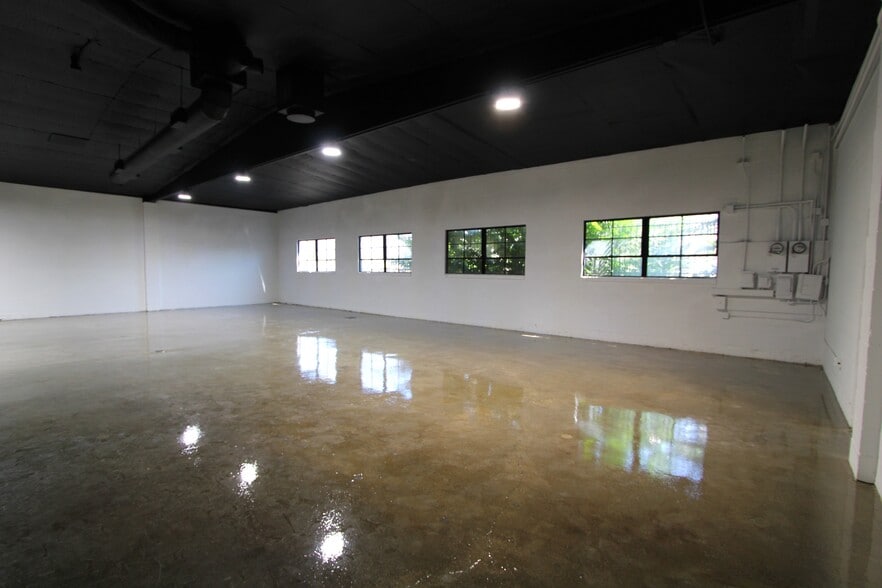 More Photos Of 2124-2134 Floyd St, Burbank Warehouse For Lease