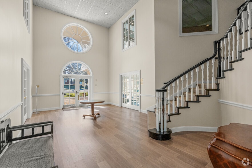 More Photos Of 1615 W Abram St, Arlington Office For Lease