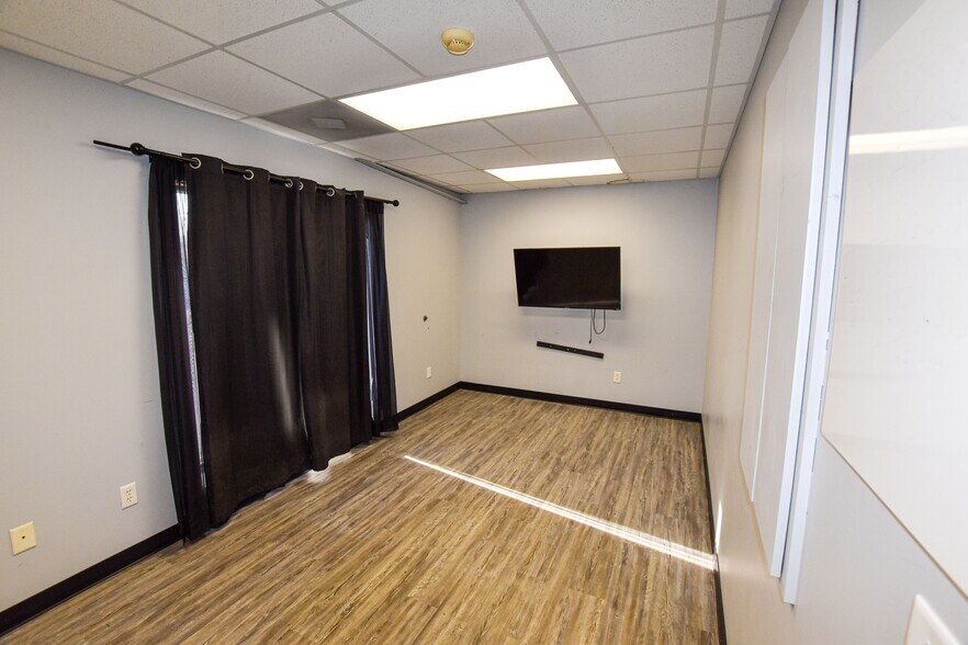 More Photos Of 95 Hunt Dr, Rossville Industrial For Lease