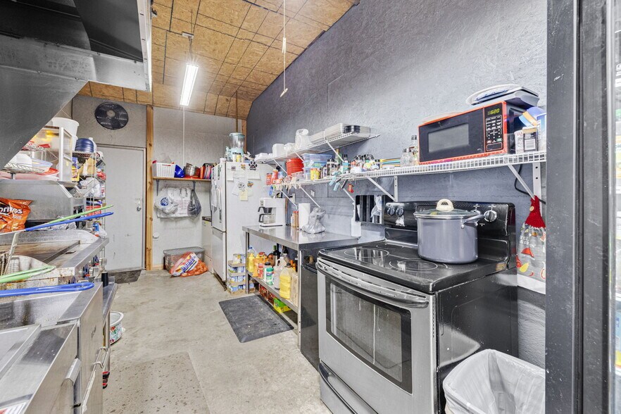 More Photos Of 714 N Saint Mary St, Pilot Knob Freestanding For Sale