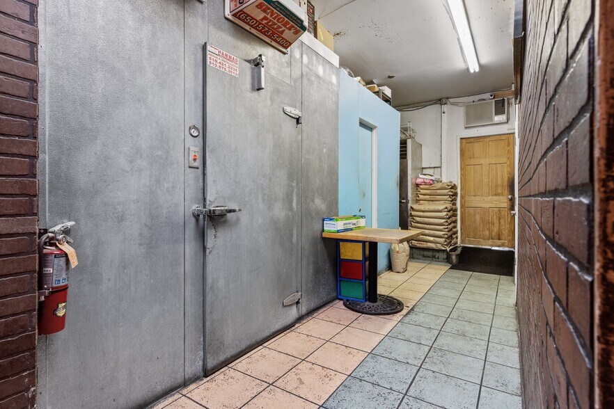 More Photos Of 2210 S El Camino Real, San Mateo Storefront For Sale