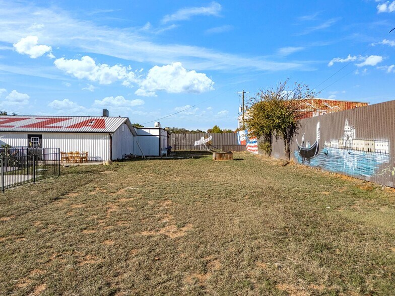 More Photos Of 9805 Jacksboro Hwy, Fort Worth Freestanding For Sale