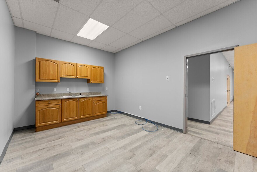 More Photos Of 3917 Old Flowery Branch Rd, Oakwood Flex For Lease