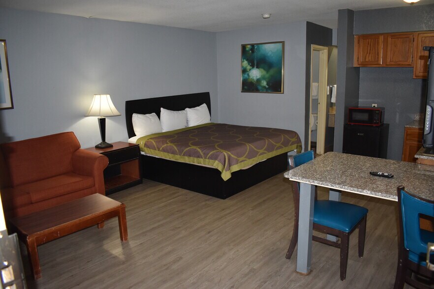 More Photos Of 321 N Mustang Rd, Yukon Hotel For Sale