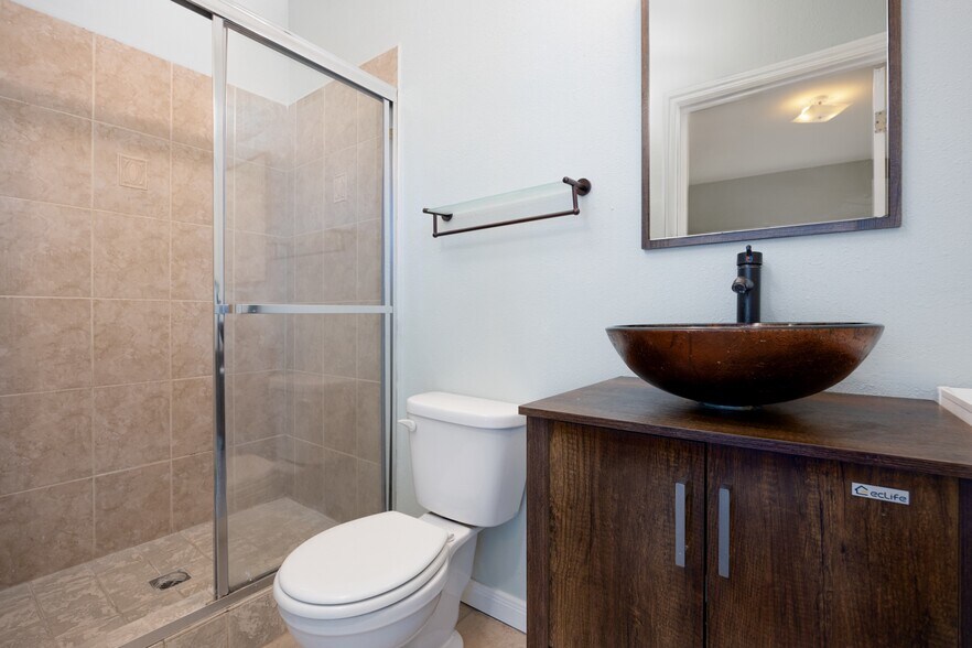 More Photos Of 1220 W 27th St, Los Angeles Dormitory For Sale