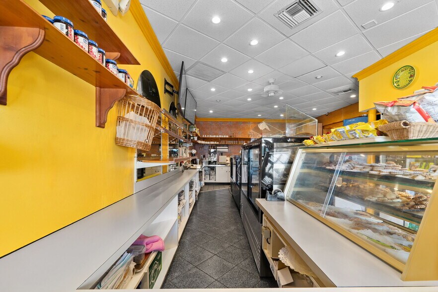 More Photos Of 2909-2911 E Commercial Blvd, Fort Lauderdale Storefront Retail Residential For Sale