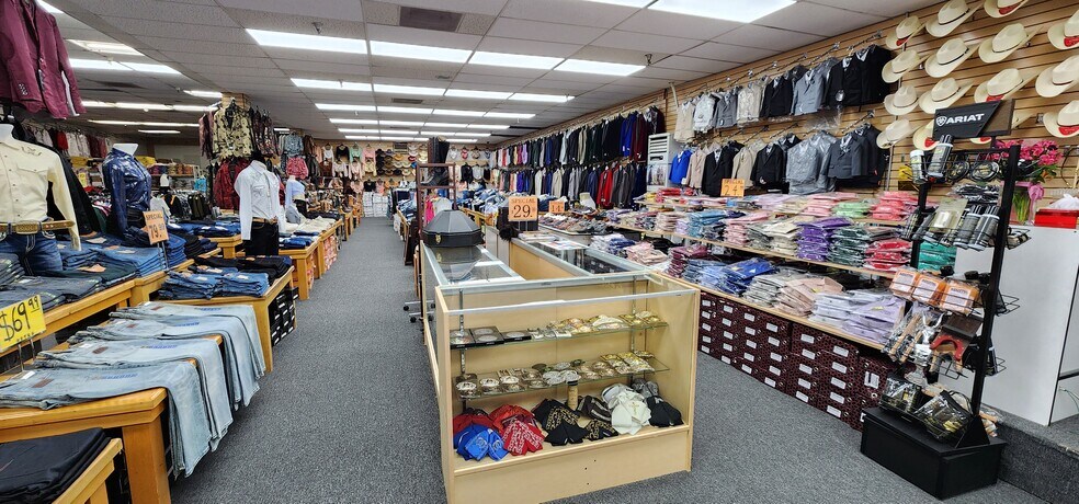 More Photos Of 921-927 Fulton Mall, Fresno Storefront For Lease