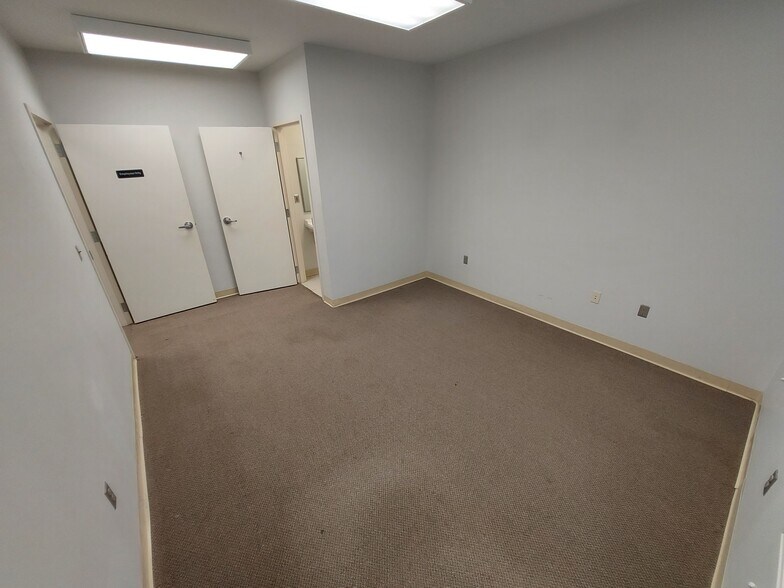 More Photos Of 5015 Southpark Dr, Durham Medical For Lease