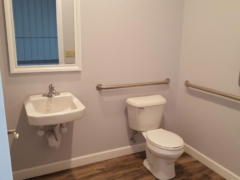 More Photos Of 1185 US Highway 14, Oregon Showroom For Lease