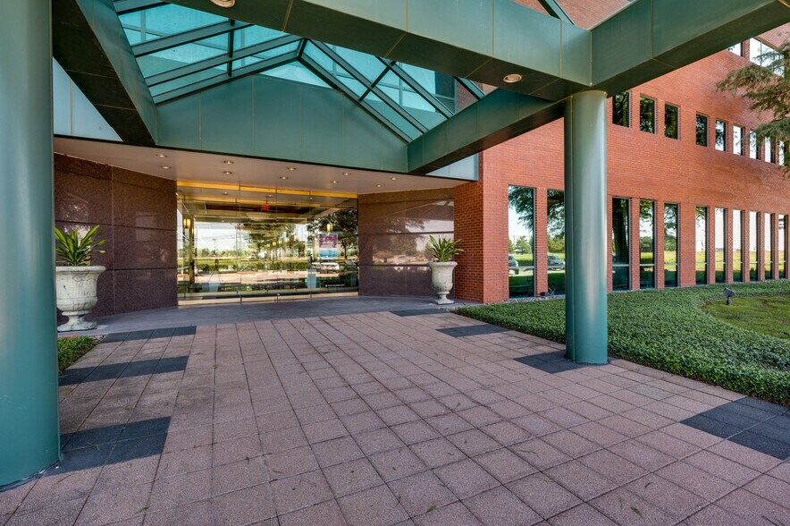 More Photos Of 1750 Valley View Ln, Farmers Branch Office For Lease