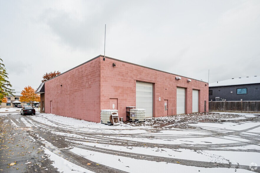 More Photos Of 16 Community Ave, Hamilton Flex For Lease