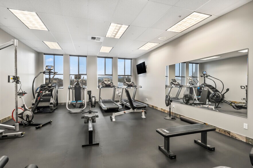More Photos Of 601 N Larch St, Sisters Research And Development For Sale
