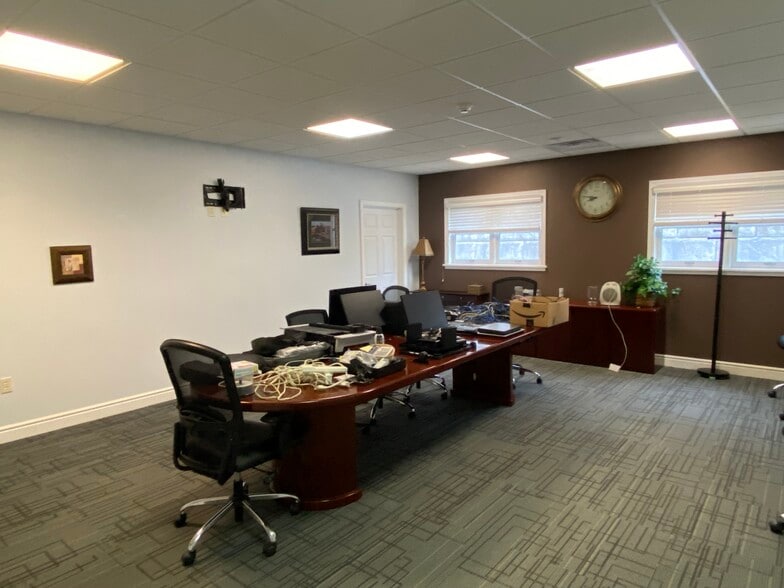 More Photos Of 2741 Noblestown Rd, Pittsburgh Office For Lease