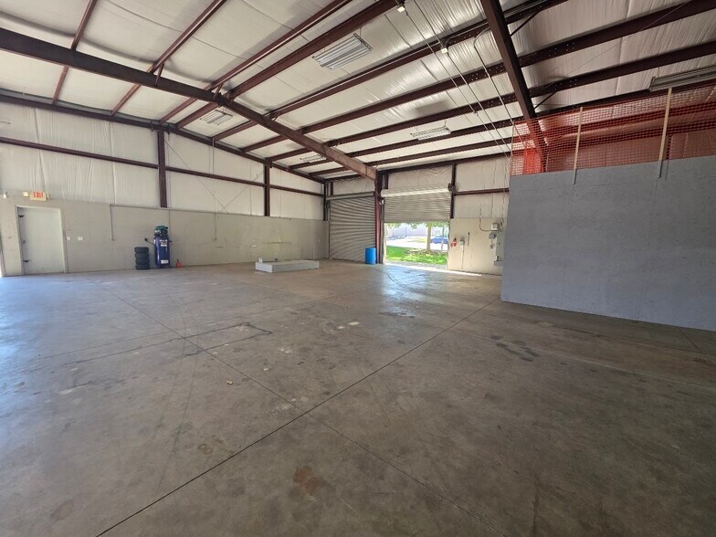 More Photos Of 500 Delano Dr, Oakdale Showroom For Lease