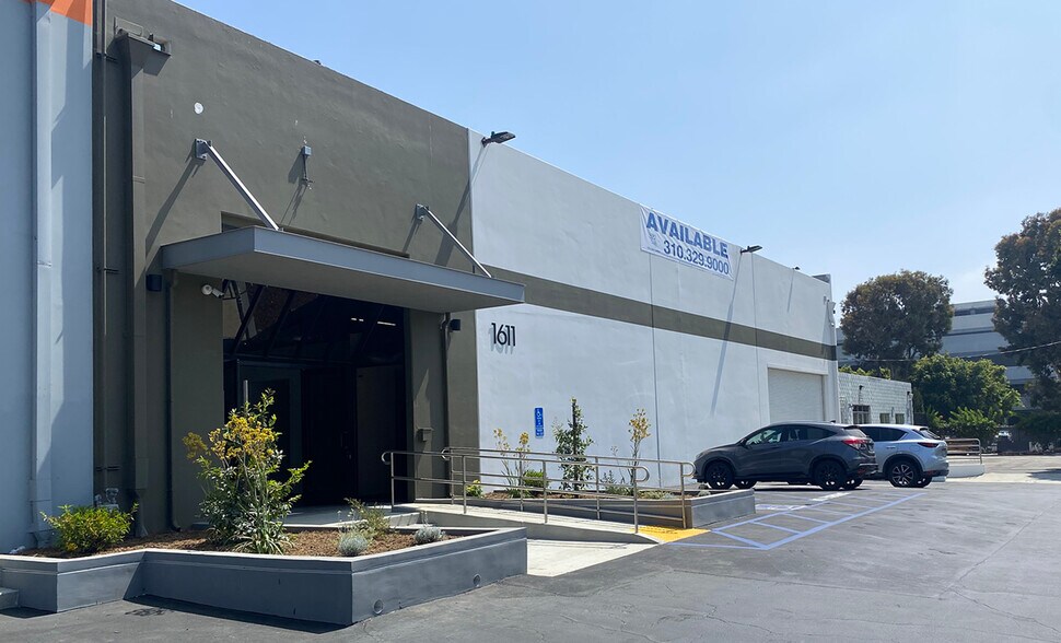 More Photos Of 1611 W 190th St, Gardena Warehouse For Lease