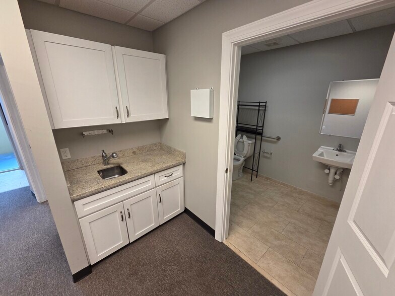 More Photos Of 2781 Vista Pky, West Palm Beach Light Manufacturing For Sale